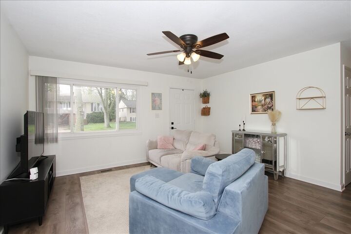 Property Photo:  814 Oriole Drive  IL 60107 