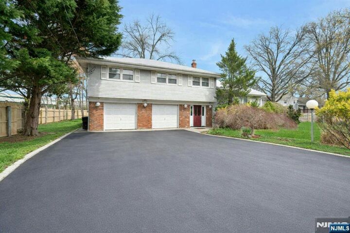 Property Photo:  9 Hemlock Drive  NJ 07652 