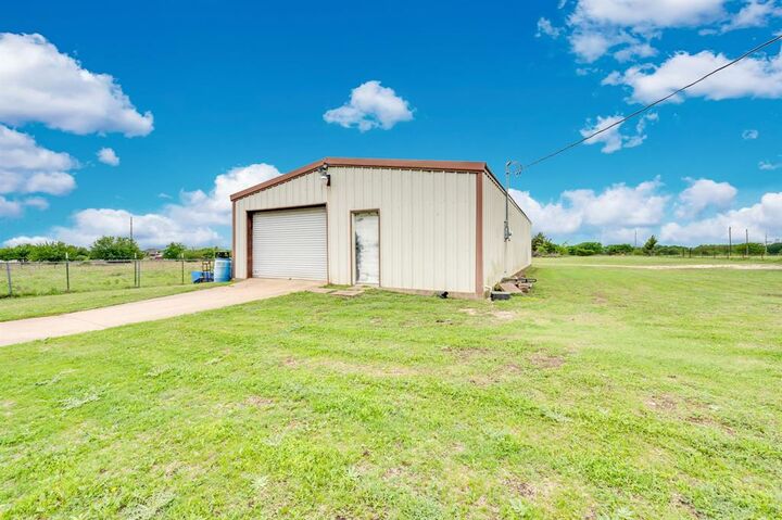 Property Photo:  1511 N Mockingbird Lane  TX 76065 