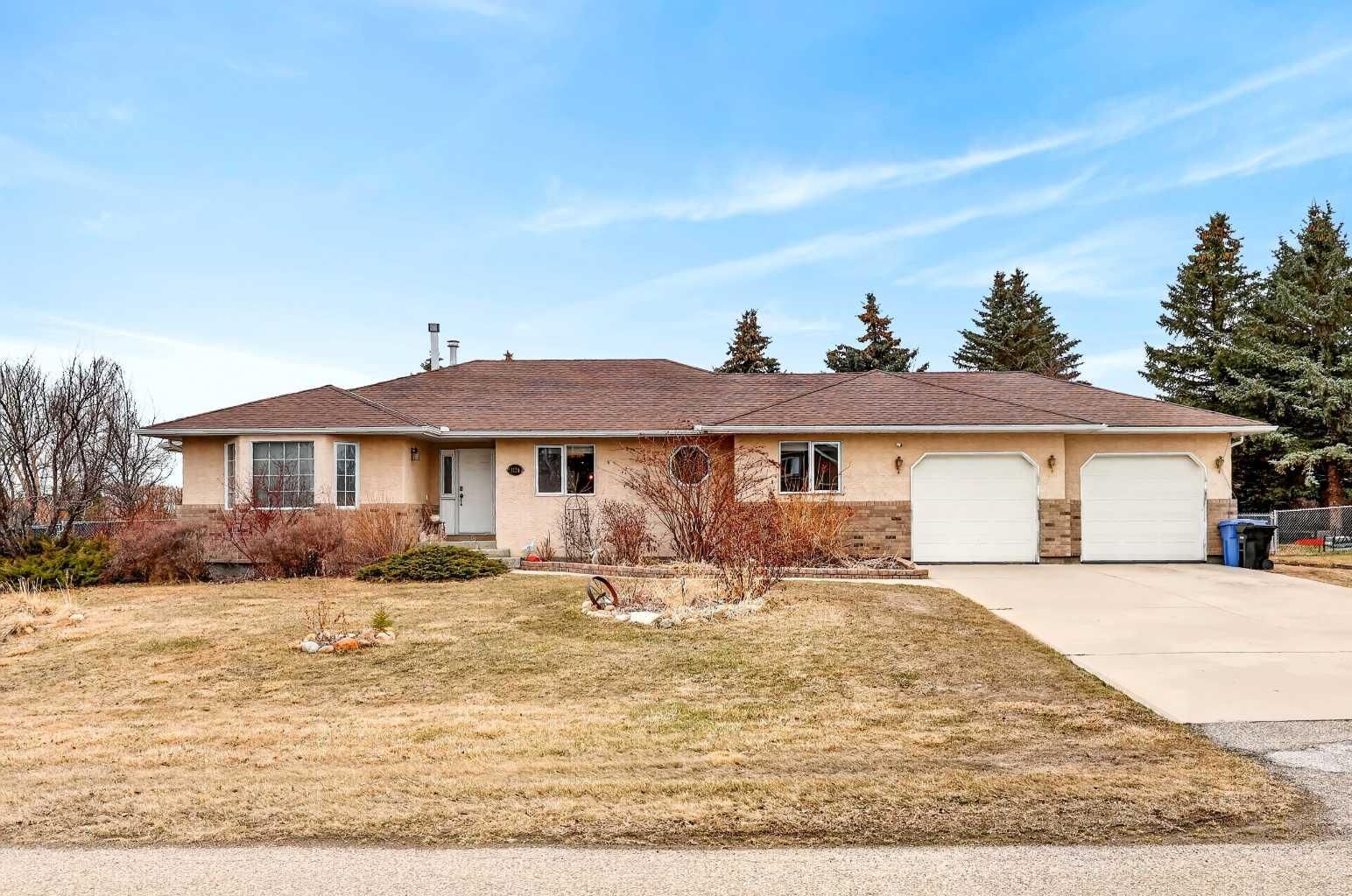 Property Photo:  1124 Gleneagles Drive  AB T0M 0N0 
