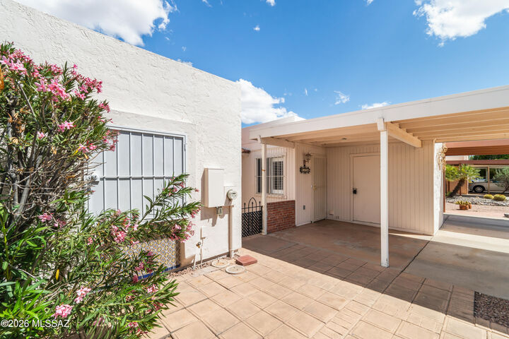 Property Photo:  320 N Calle Del Lago  AZ 85614 