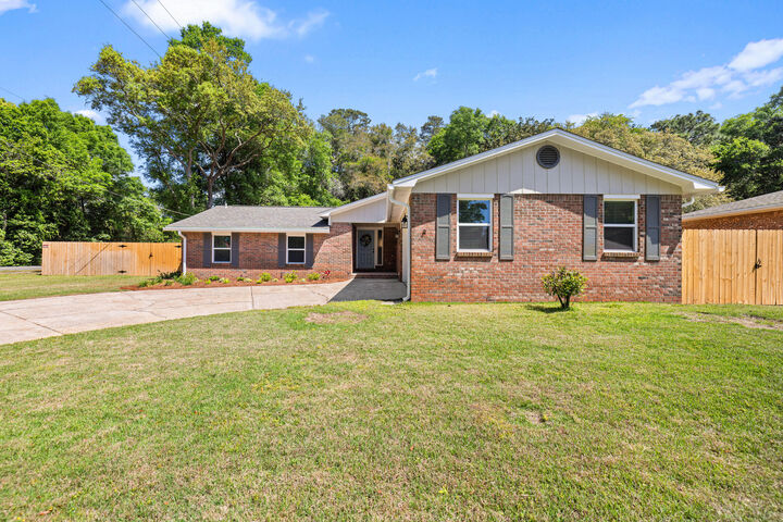 Property Photo:  101 Dyer Street  FL 32578 