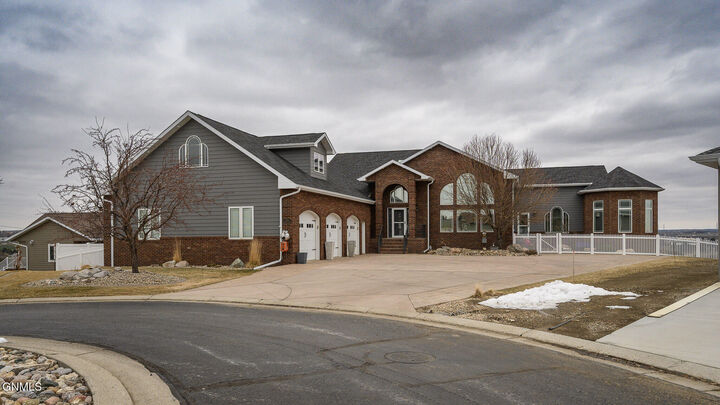 Property Photo:  1916 Harding Place  ND 58501 