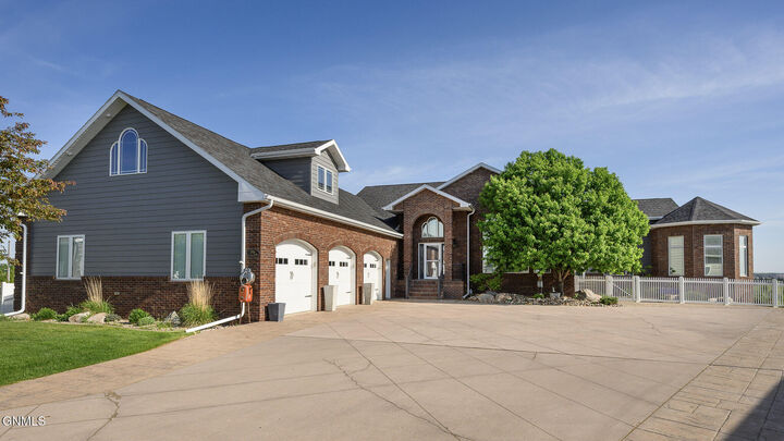 Property Photo:  1916 Harding Place  ND 58501 
