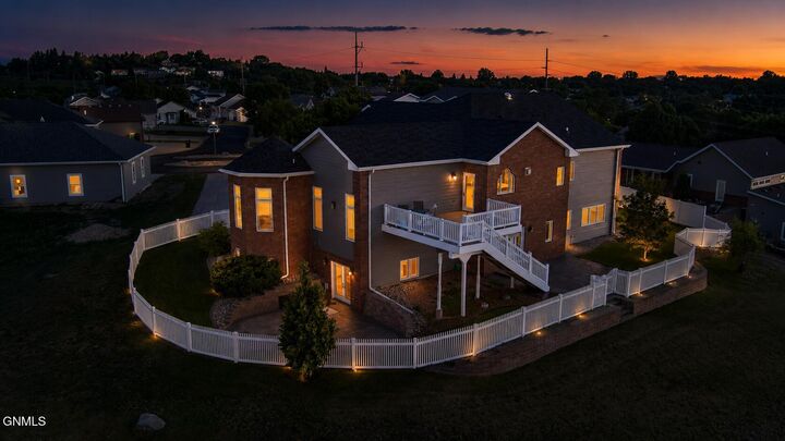 Property Photo:  1916 Harding Place  ND 58501 