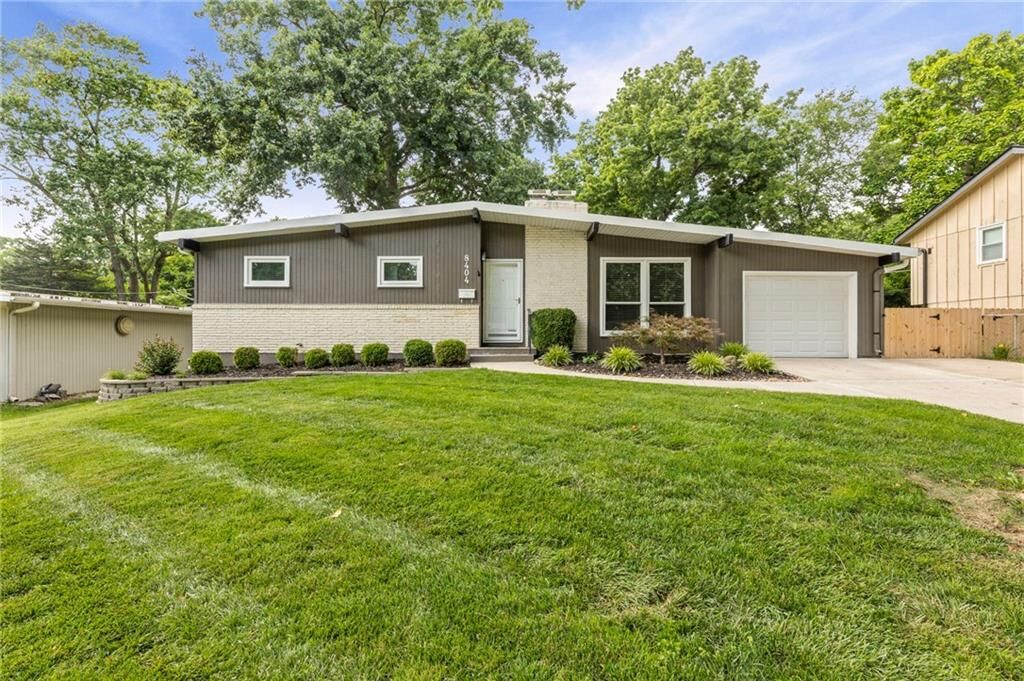 Property Photo:  8404 Shawnee Lane  KS 66212 