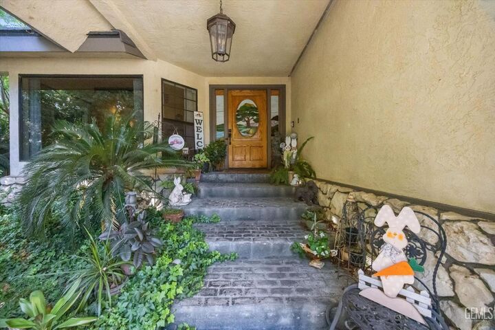 Property Photo:  6600 Audene Way  CA 93308 