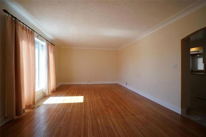 Property Photo:  127 Queen Avenue  MB R1N 0W9 