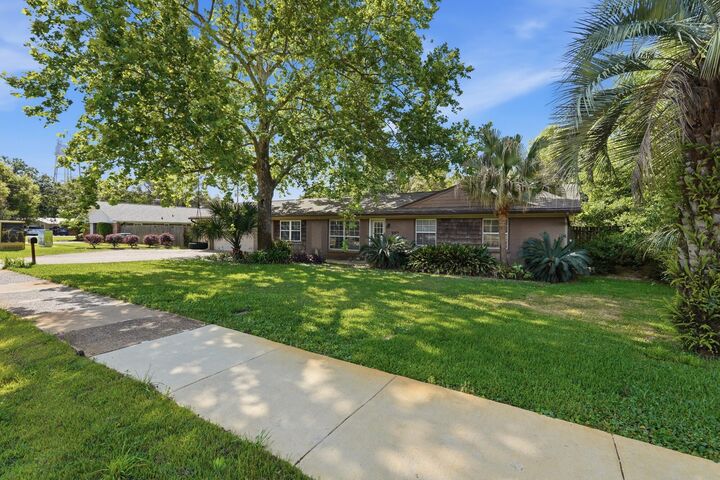 Property Photo: 353 Fairpoint Drive FL 32561