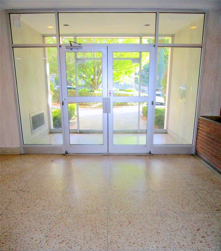 Property Photo:  123 Valentine Lane 4E  NY 10705 