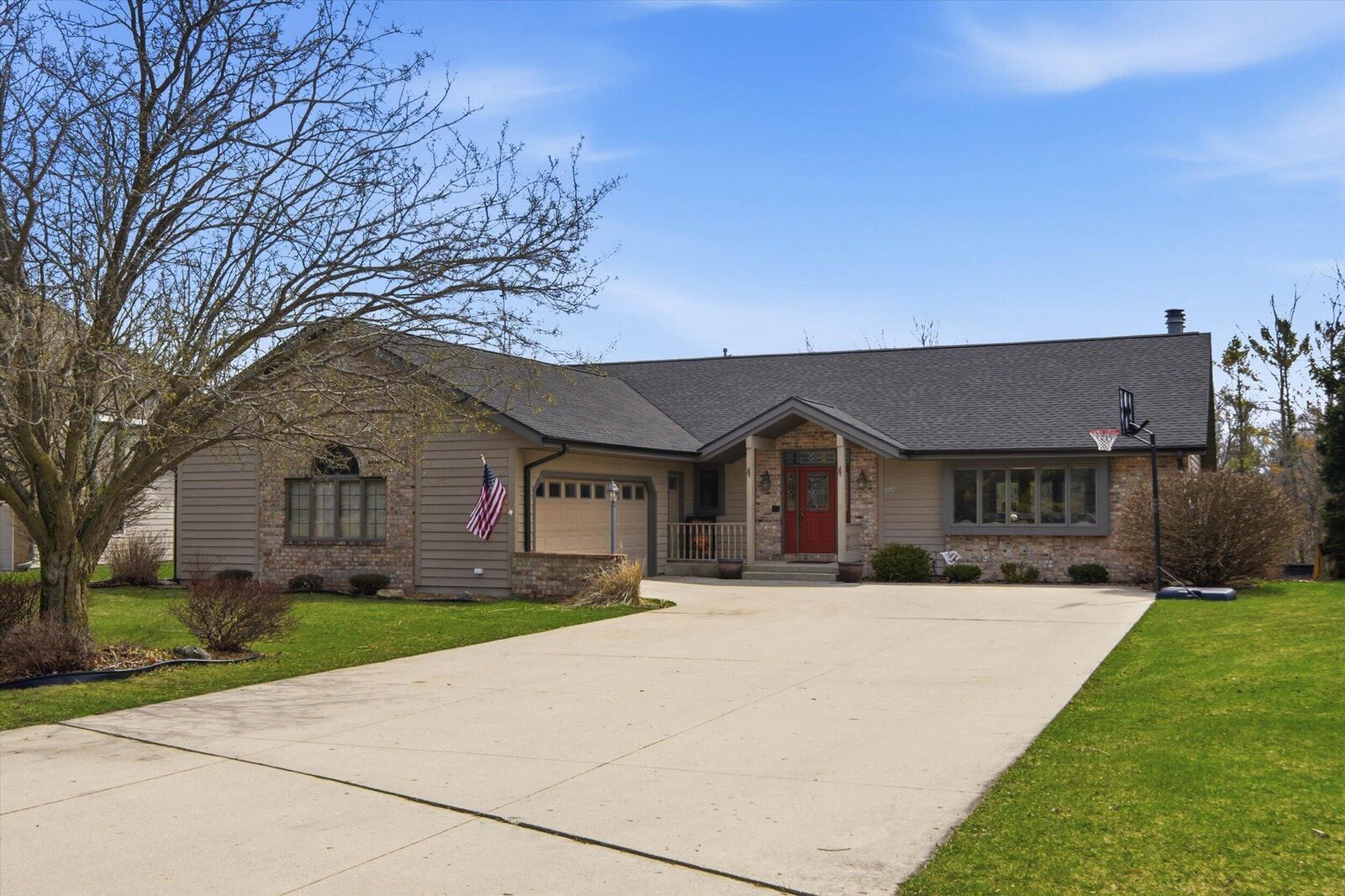 Property Photo:  2029 White Pine Ln  WI 53083 