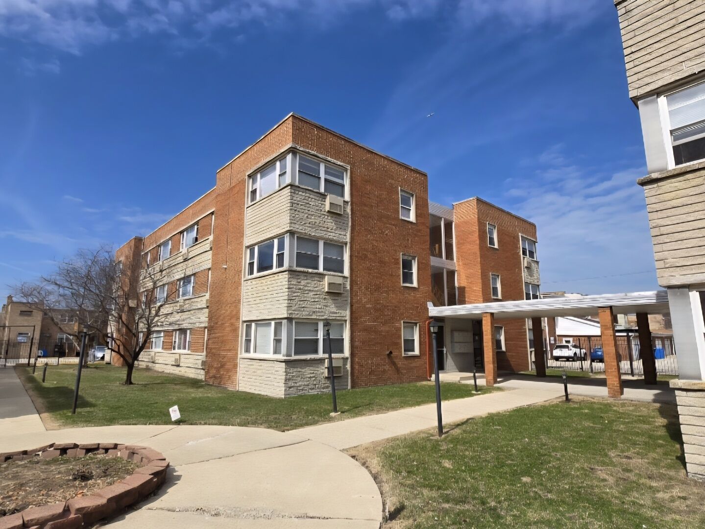 Property Photo:  2411 W Balmoral Avenue 3D  IL 60625 