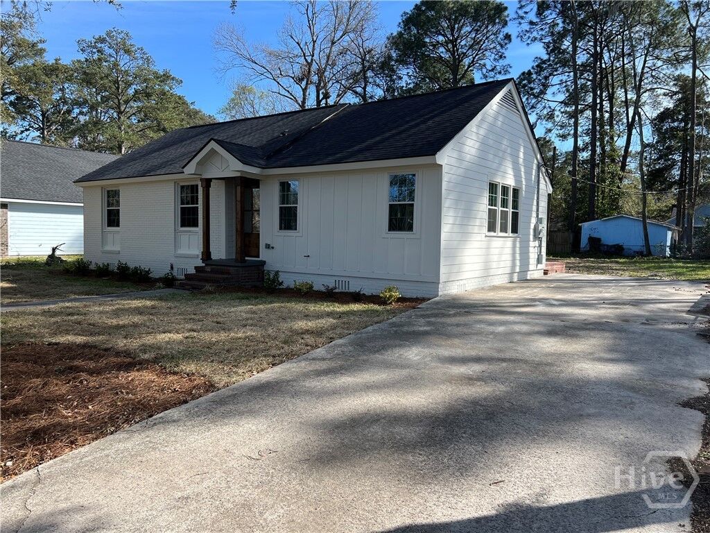 Property Photo:  233 E Derenne Avenue  GA 31405 