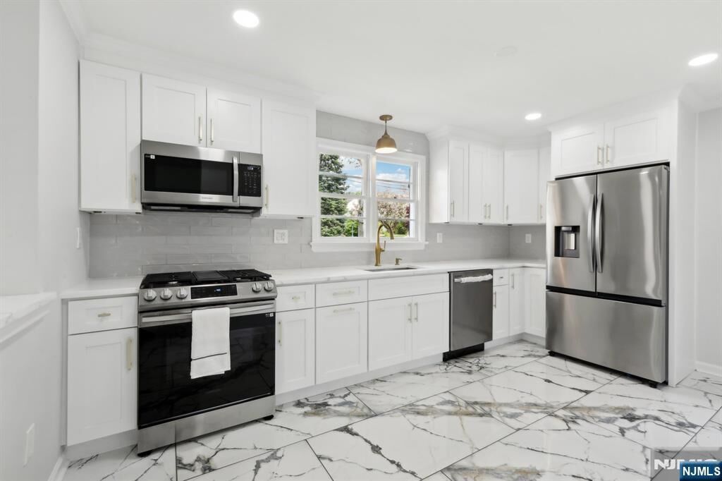 Property Photo:  8 Oak Street  NJ 07857 