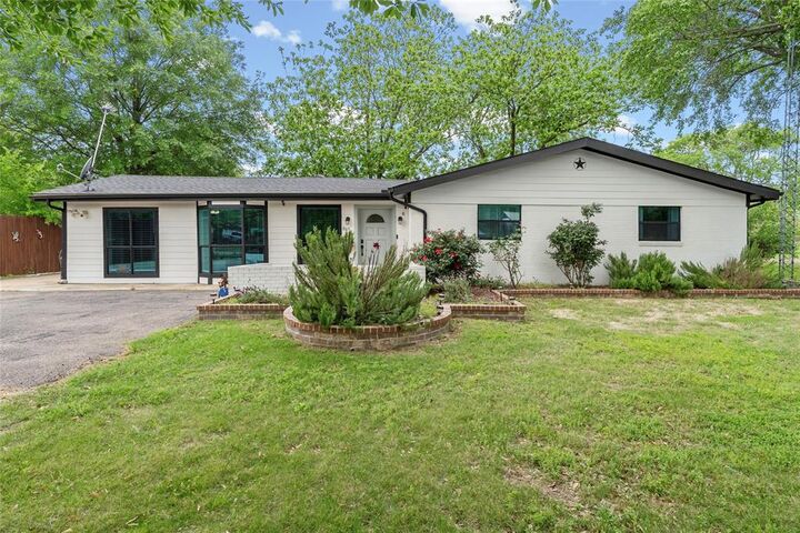 Property Photo:  965 Farm Road 900 N  TX 75478 