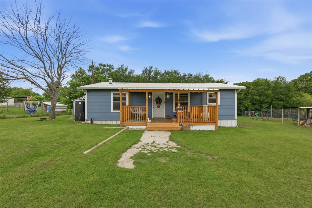 Property Photo:  767 E Barry Street  TX 76020 