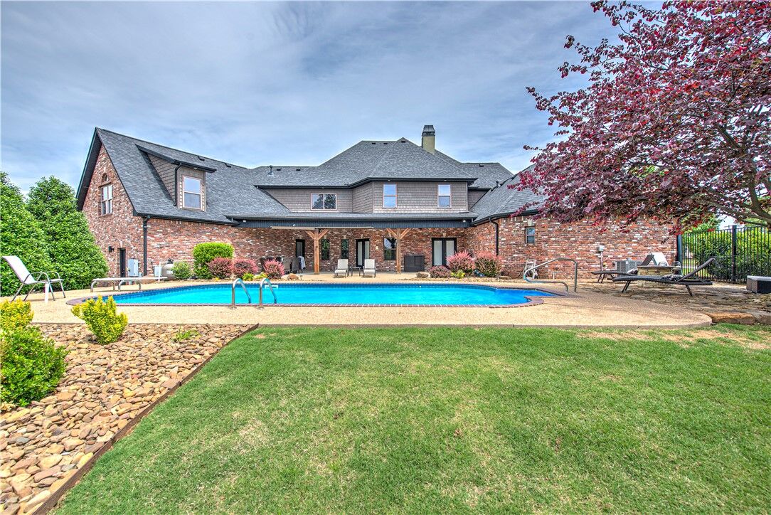 Property Photo:  1816 S 27th Place  AR 72758 