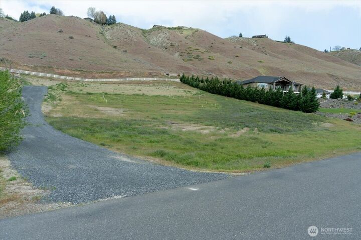 Property Photo:  3085  Martin Place  WA 98802 