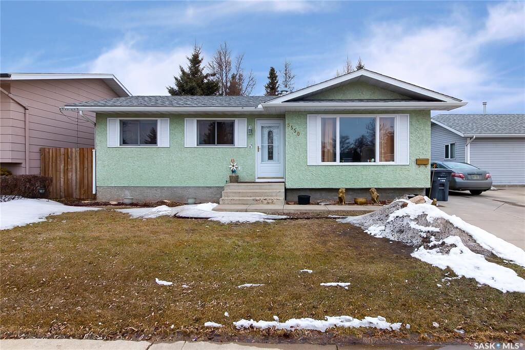 Property Photo:  3550 33rd Street W  SK S7L 6E1 