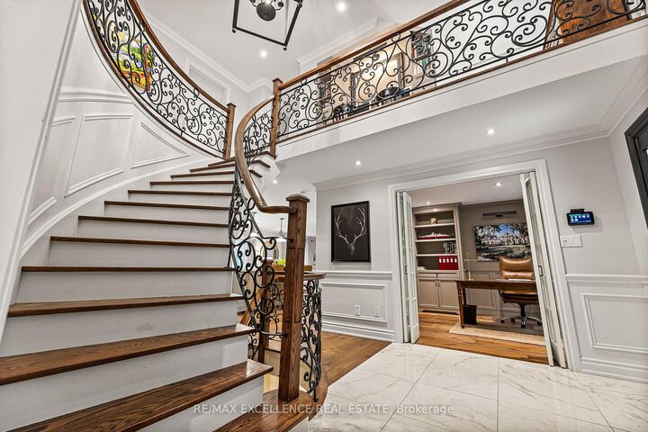 Property Photo: 2446 Hammond Road ON L5K 1T2