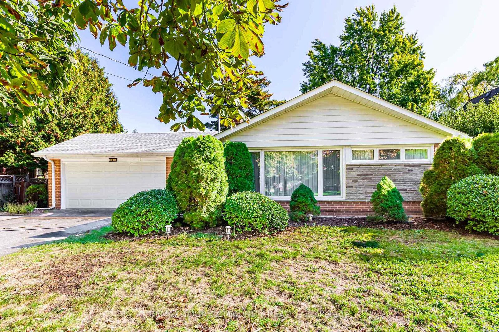 Property Photo: 628 Shenandoah Drive ON L5H 1V9