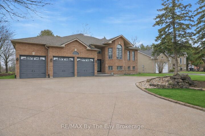 70 Fairway Crescent — photo 1