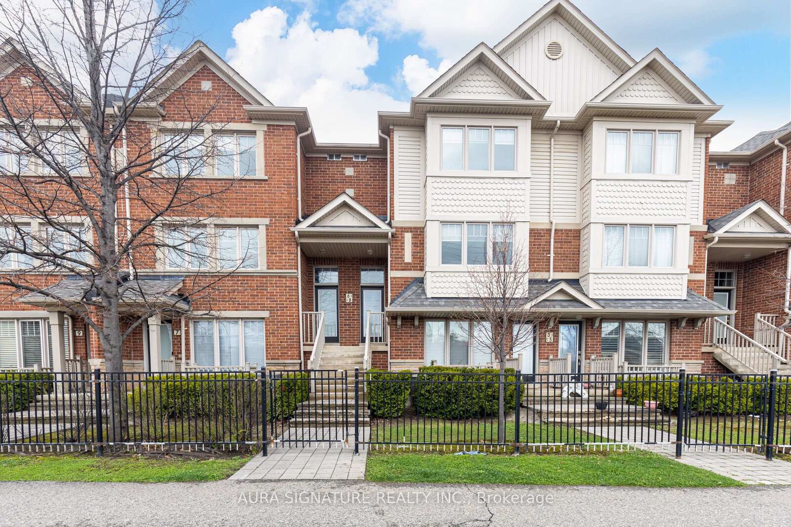Property Photo: 3335 Thomas Street E 6 ON L5M 0P7