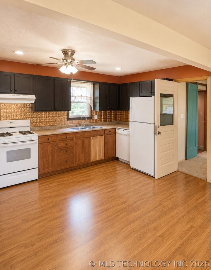Property Photo:  530 Ew Sparks Street  OK 74839 