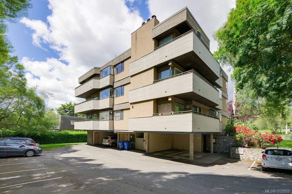 Property Photo:  3274 Glasgow Ave 402  BC V8X 1M2 
