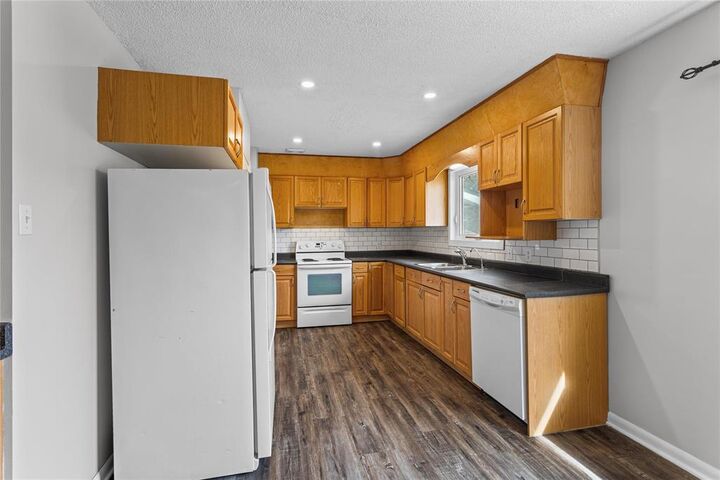 Property Photo:  42 Oak Crescent  MB R3G 0T3 