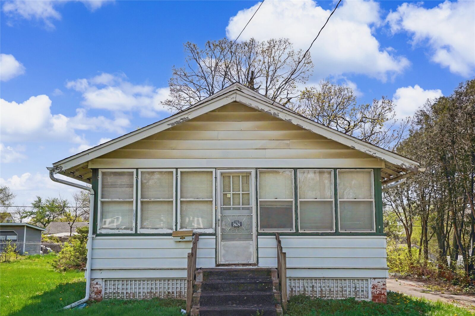 Property Photo:  1424 Douglas Avenue  IA 50313 