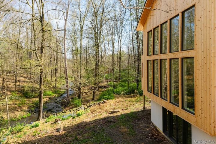 Property Photo:  332 Mohonk Road  NY 12440 