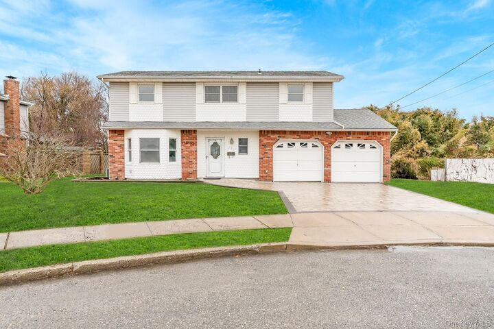 Property Photo:  24 Brooktree Circle  NY 11757 