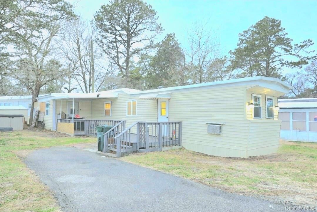 Property Photo:  525 Riverleigh Ave C7  NY 11901 