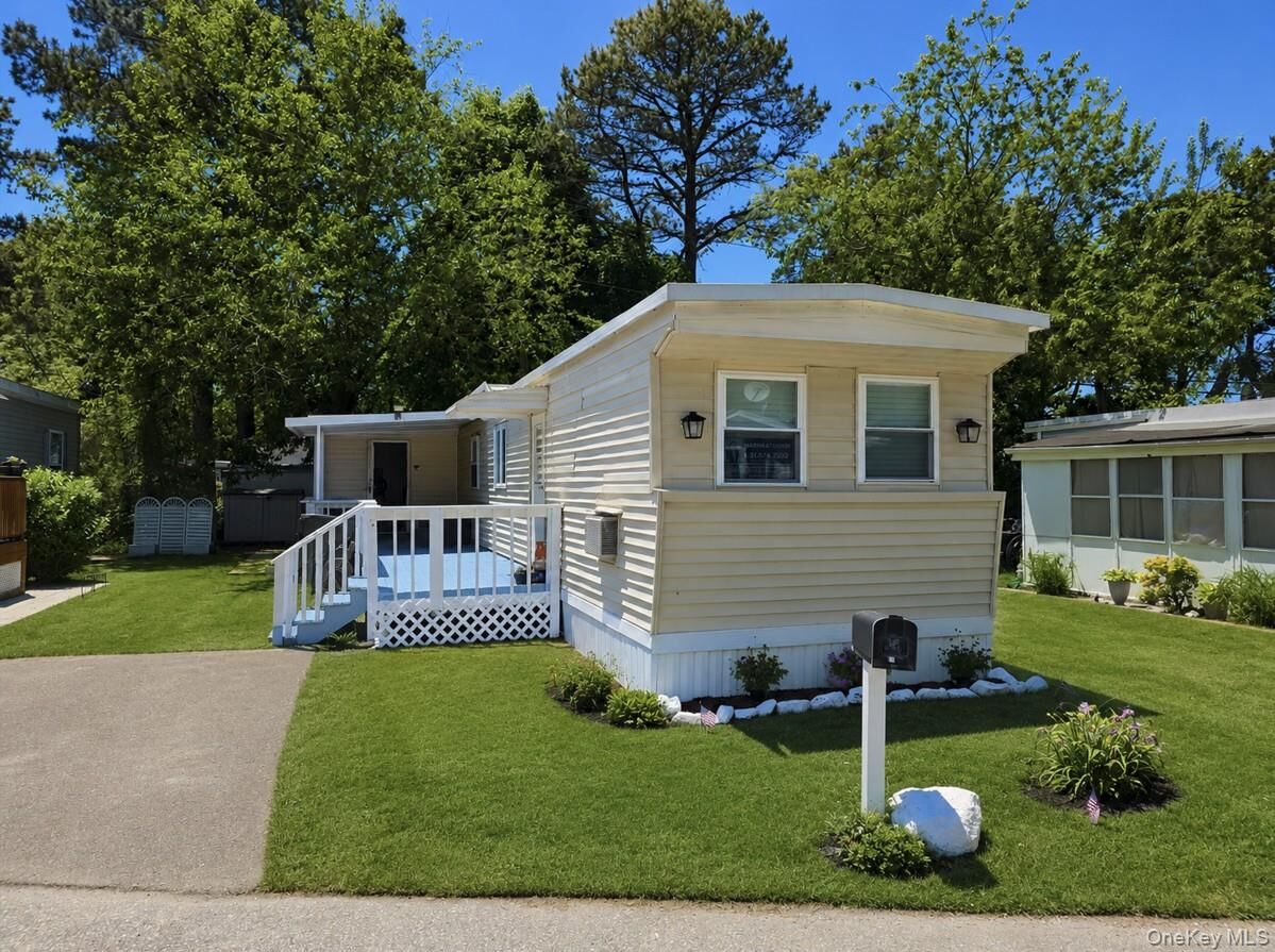 Property Photo:  525 Riverleigh Ave C7  NY 11901 