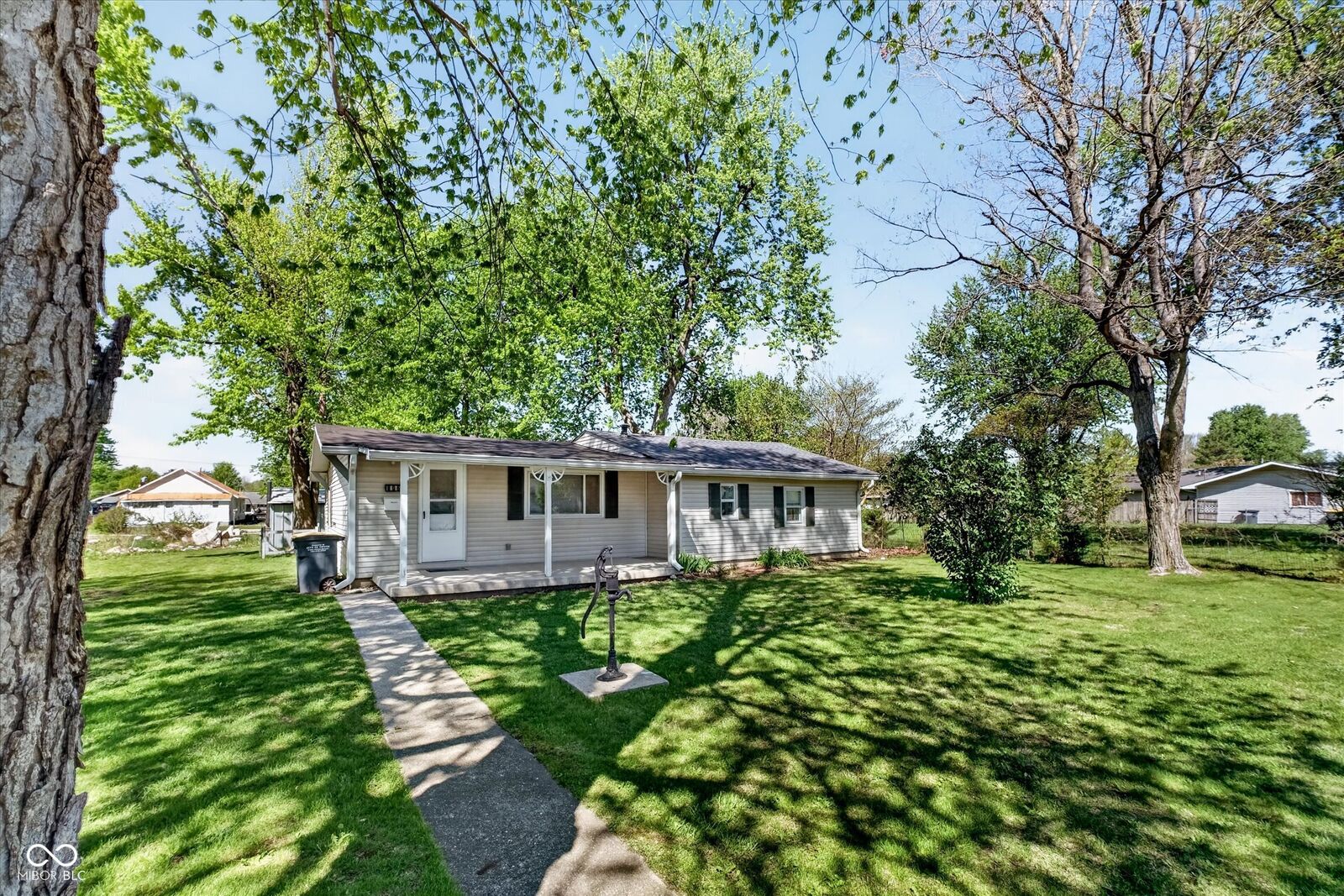 Property Photo:  806 Oak Street  IN 46072 