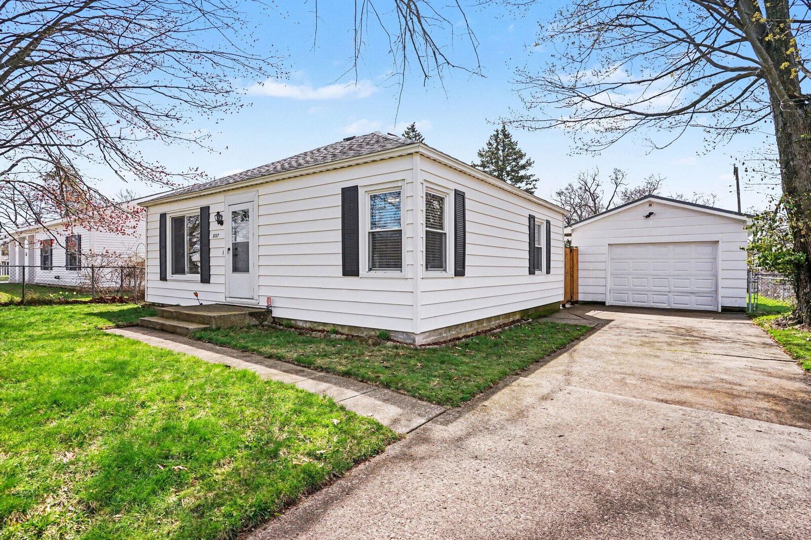 Property Photo:  2127 Leif Avenue  MI 49441 