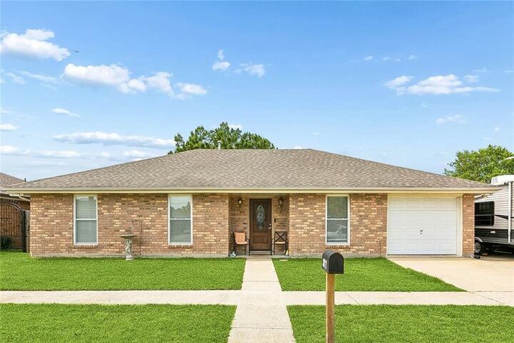 Property Photo:  3012 Legend Drive  LA 70075 