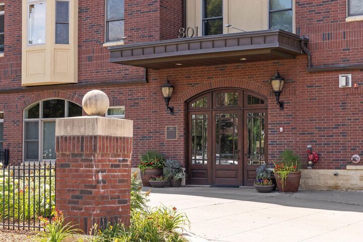 Property Photo:  301 Clifton Avenue 3D  MN 55403 
