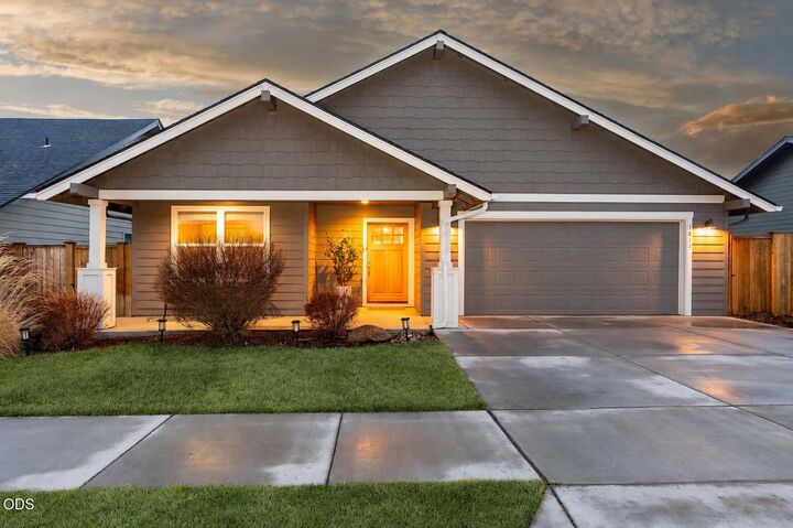 Property Photo: 1811 NE 3rd Street OR 97756