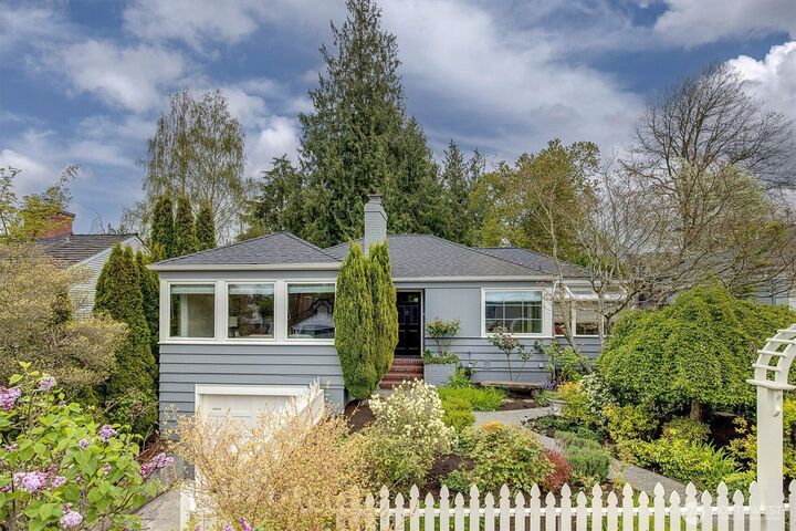 Property Photo:  3240 W Viewmont Way W  WA 98199 