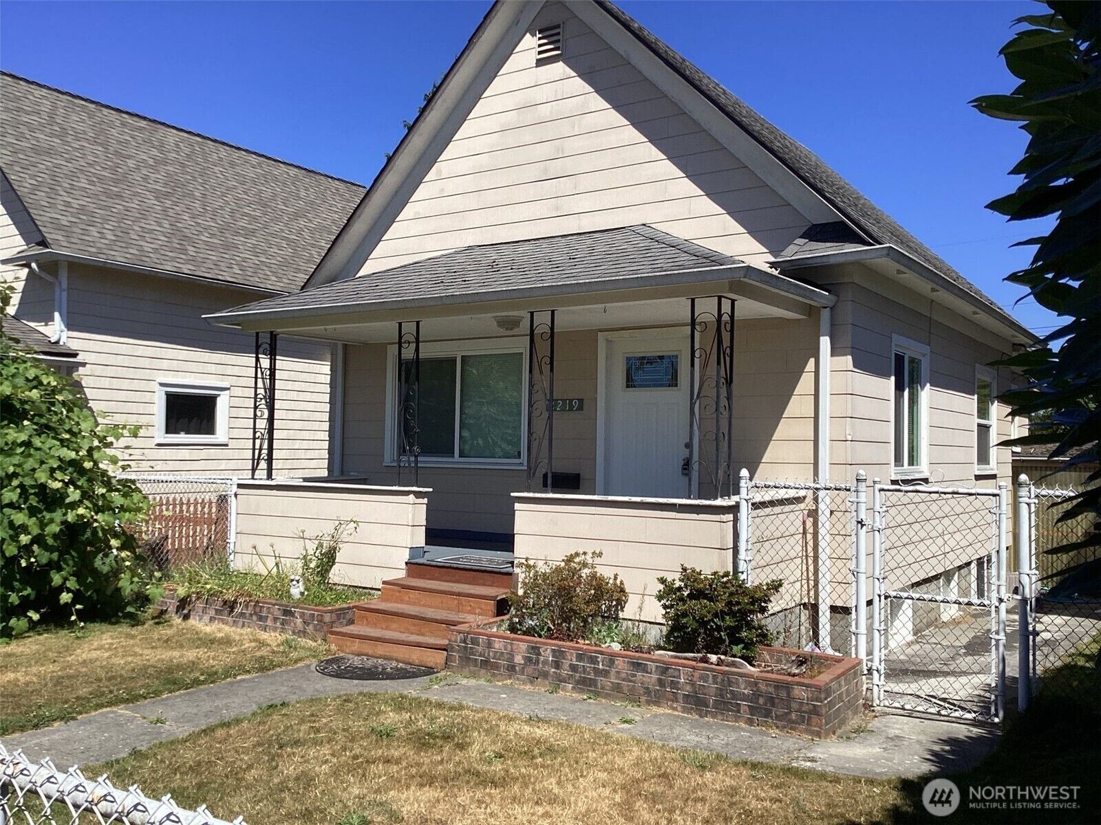 Property Photo: 2219 Rockefeller Avenue A WA 98201