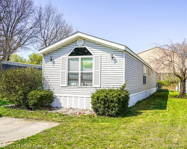 Property Photo: 831 N Pontiac Trail 37 MI 48390