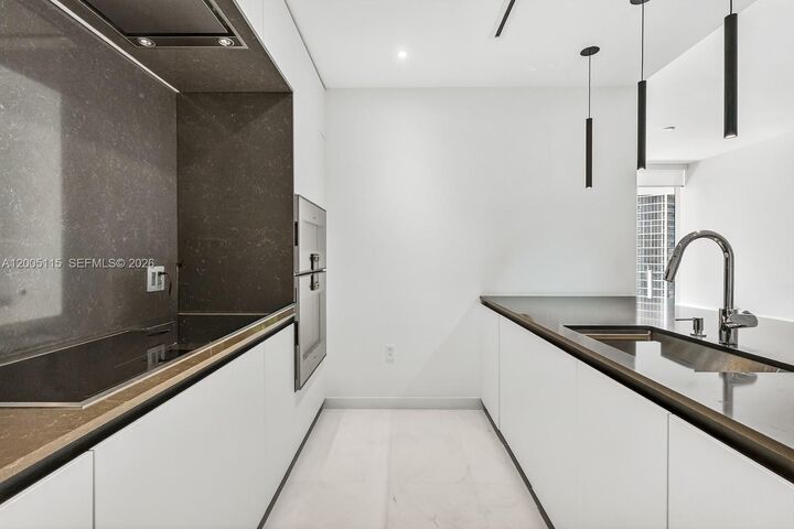 Property Photo:  300 Biscayne Blvd Way 1002  FL 33131 