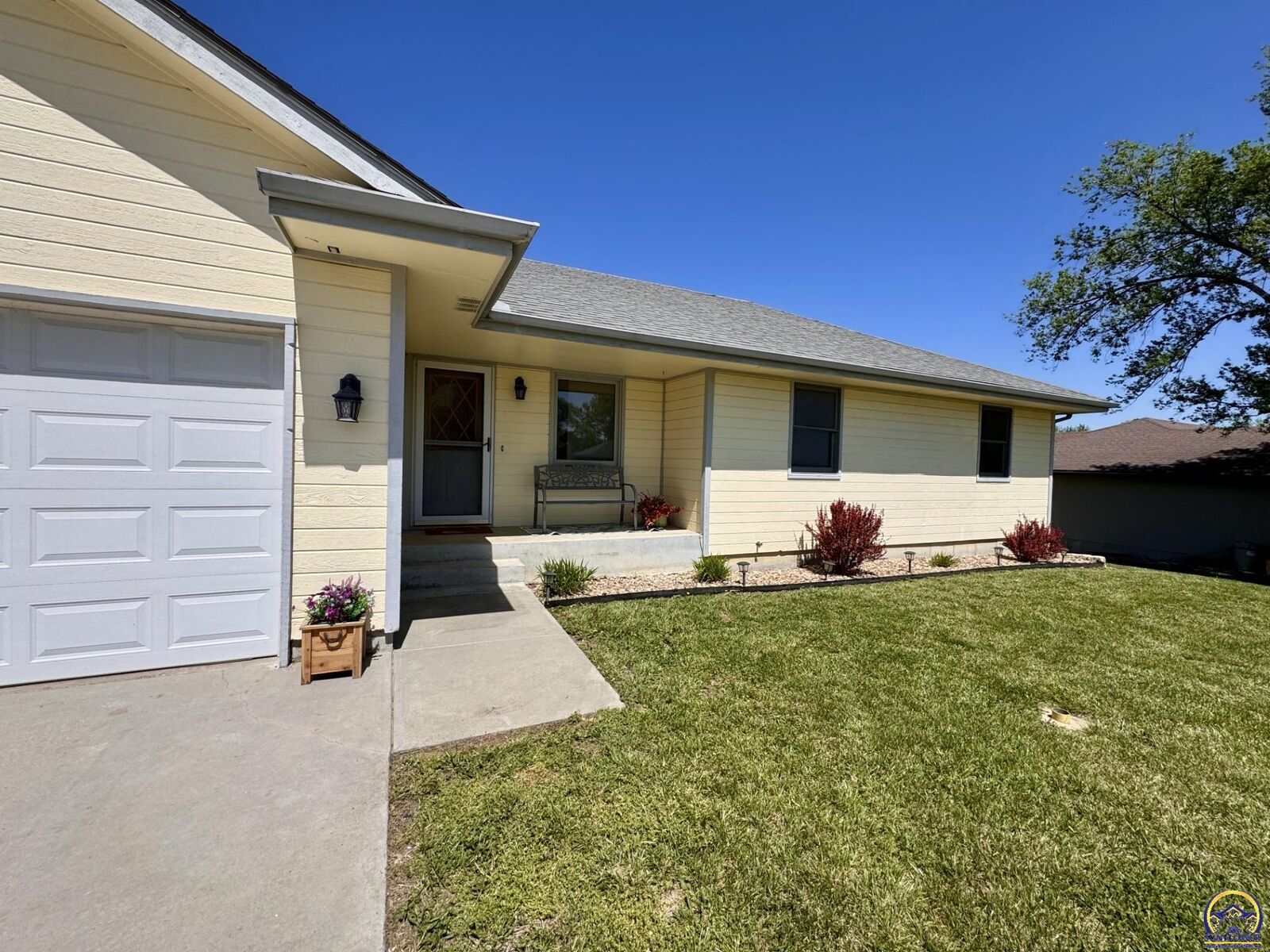 Property Photo:  306 E 7th St  KS 66440 