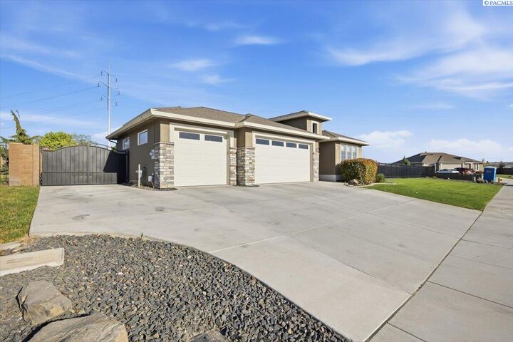 Property Photo:  2576 Tiger Lane  WA 99352-8864 