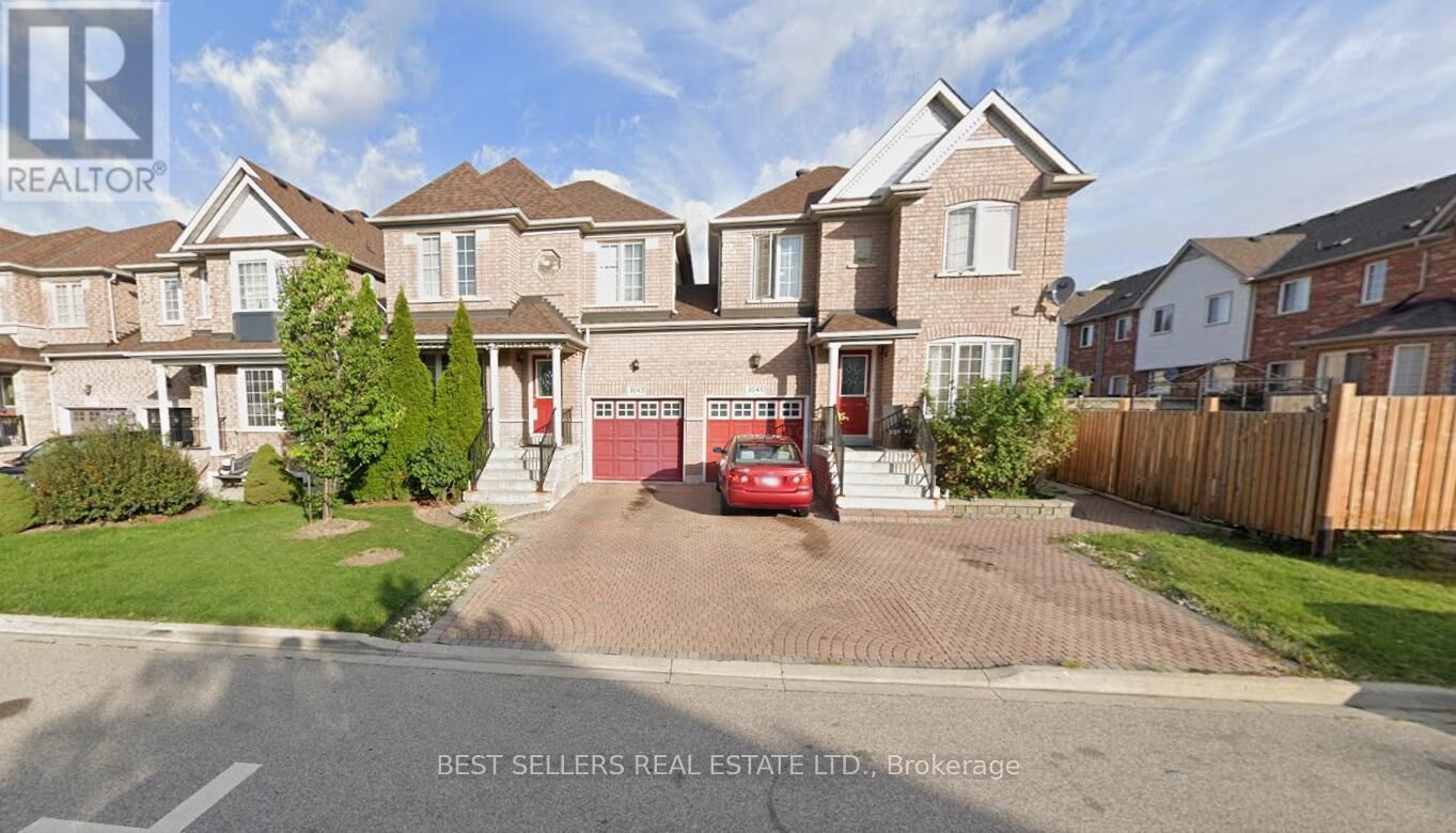 Property Photo:  3045 Hawktail Crescent  ON L5M 6W8 