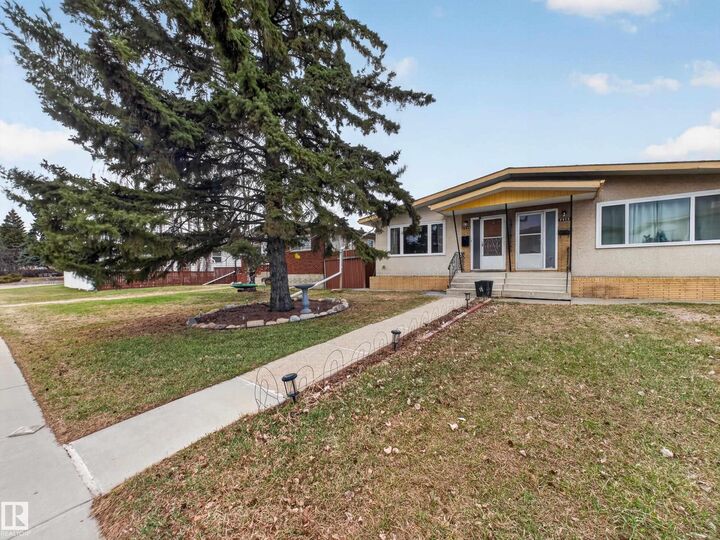 Photo de la propriété:  7214 78 Avenue NW  AB T6B 0B9 