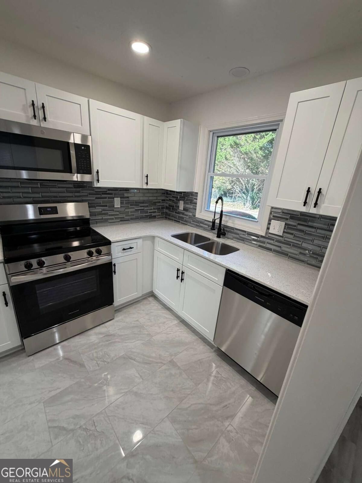 Property Photo:  2250 Kings Gate Circle B  GA 30078 