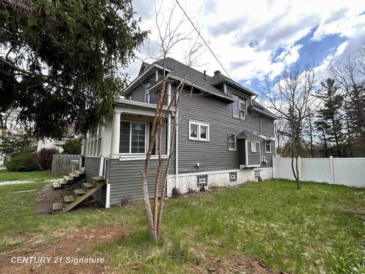Property Photo:  1107 State Street  MI 48602 